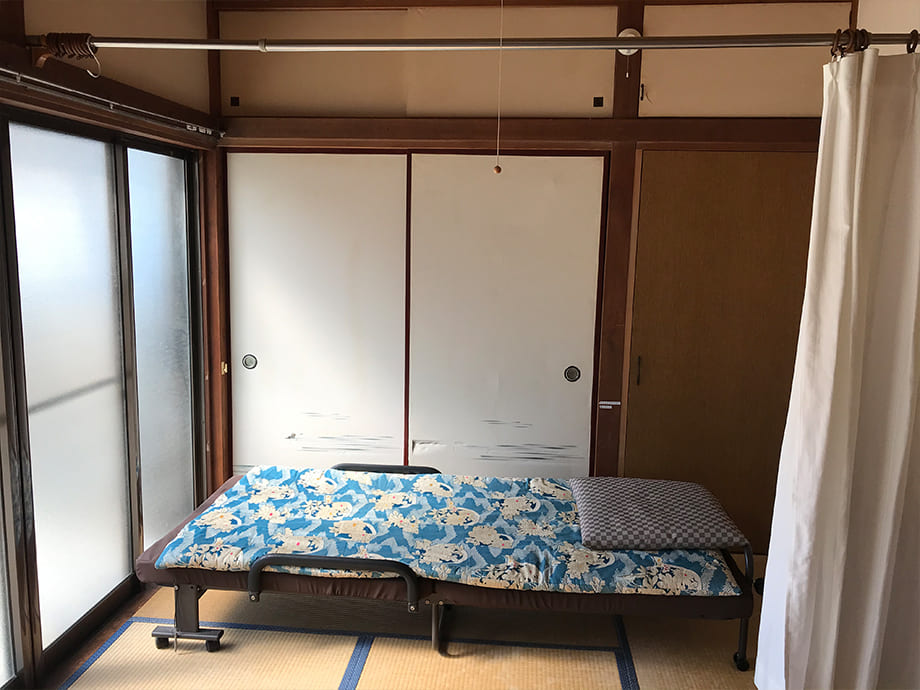 静養室：少し疲れたら簡易ベットで休憩
